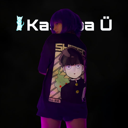 Back view of the model showcasing the premium oversized black t-shirt from Kashiba U with design inspired by Shigeo Kageyama from Mob Psycho 100 anime. Shop trendy premium t-shirt from Kashiba U online. Buy Now!