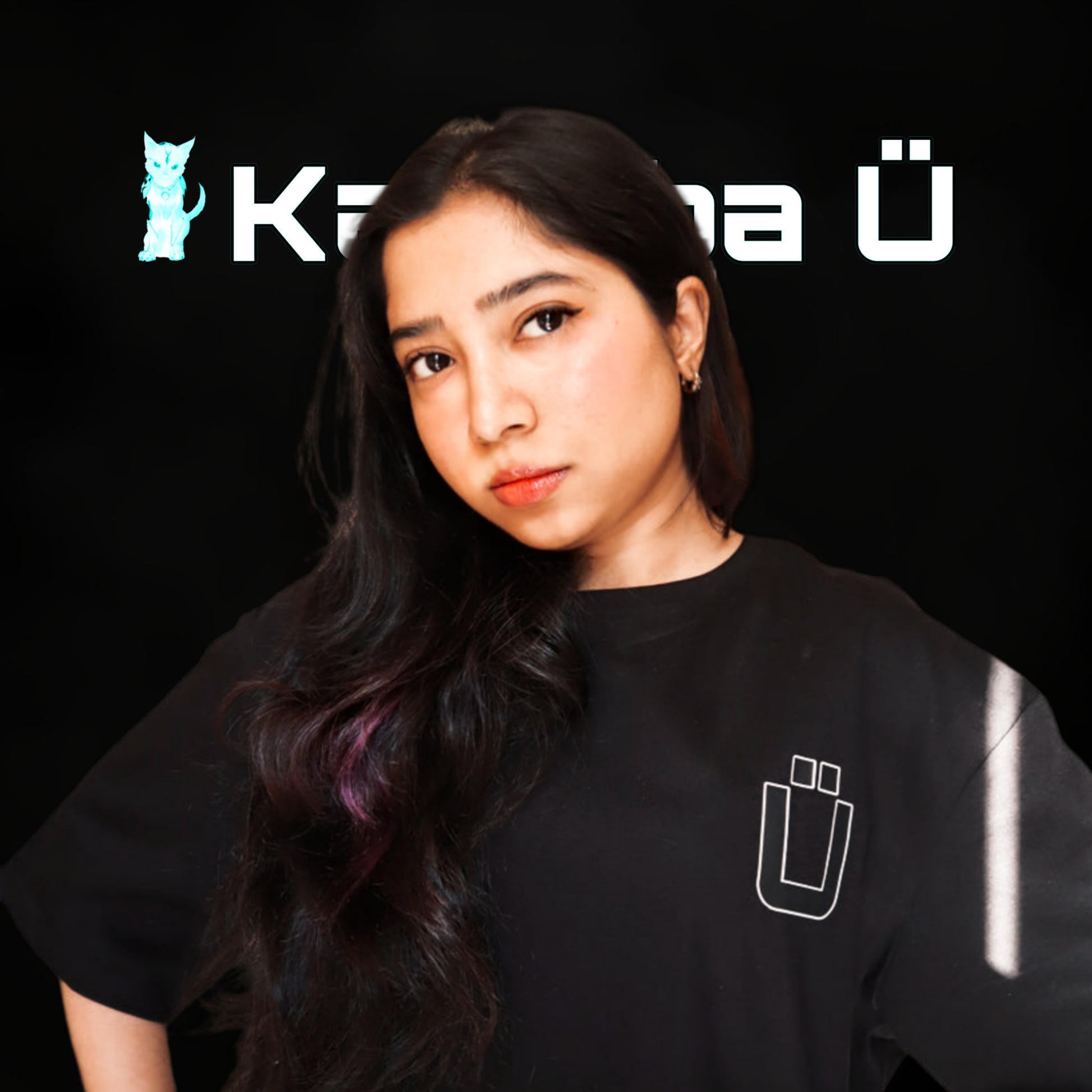 Front view of the model showcasing the premium oversized black t-shirt from Kashiba U.